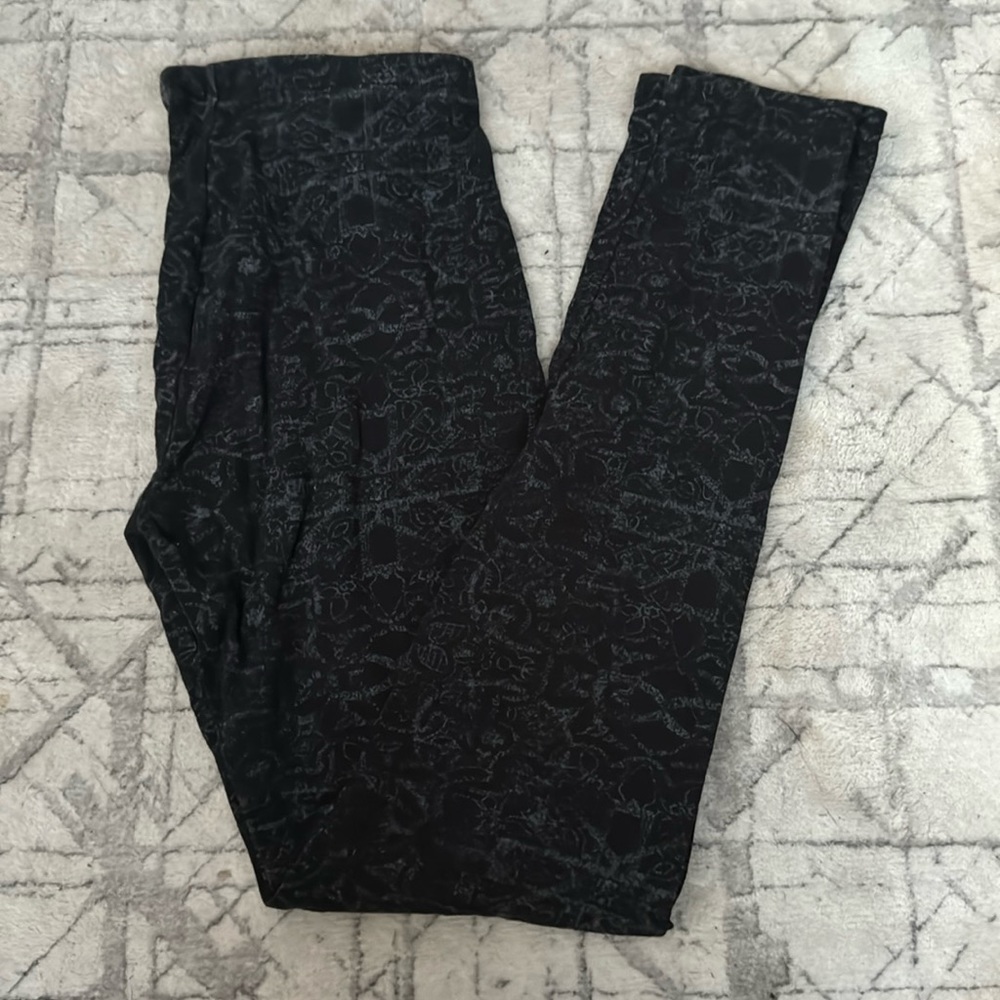 black aeropostale leggings with white accents